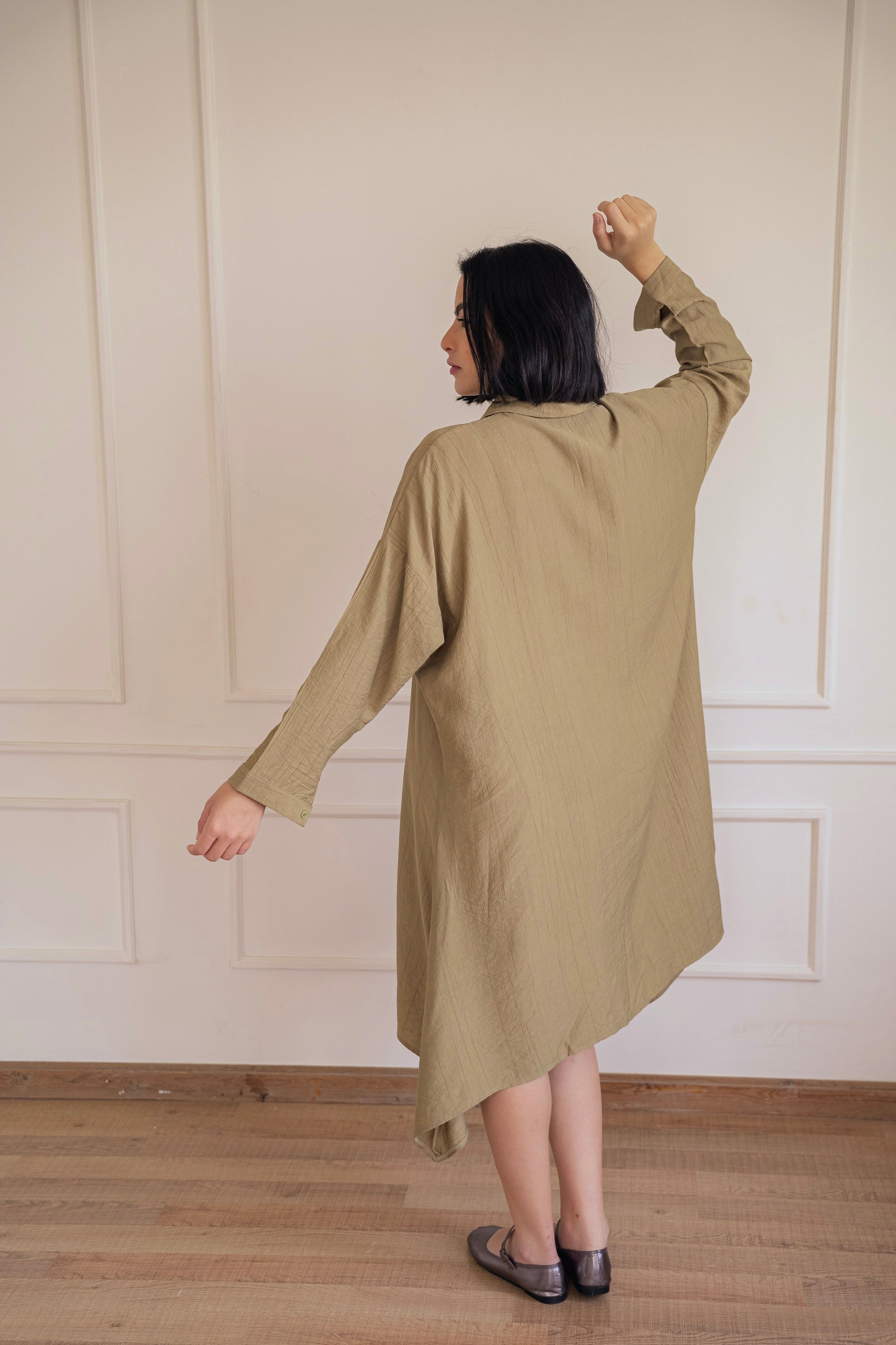 Crinkled - Long shirt in Olive